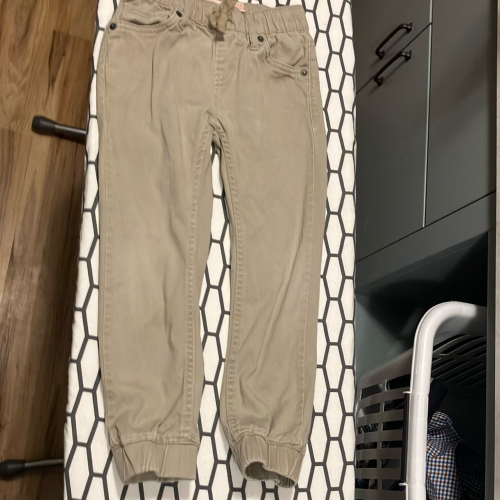Boys size small Levi’s jogger (fits a tall 4/5 year old).